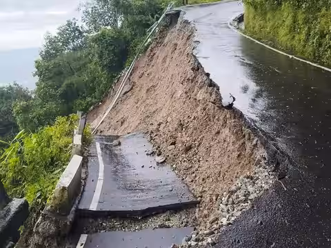 Landslide Snaps Darjeeling-Teesta Route via Peshok, One-Way Traffic Restored After a Day